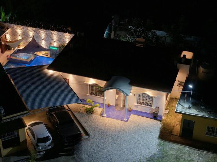 Moderna Casa con acceso a piscina con jacuzzi y generador electrico automatico