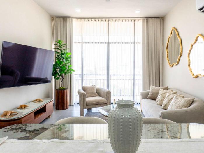 Beautiful apartment just 3 blocks from the beach