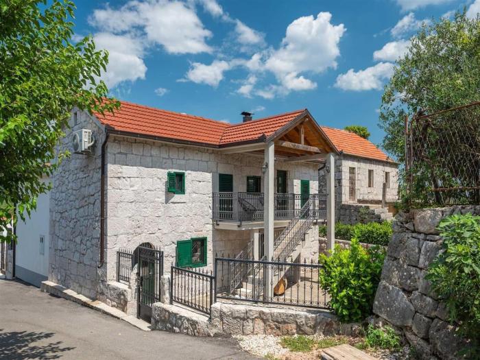Cozy Mountain Villa for 10 in Slivno