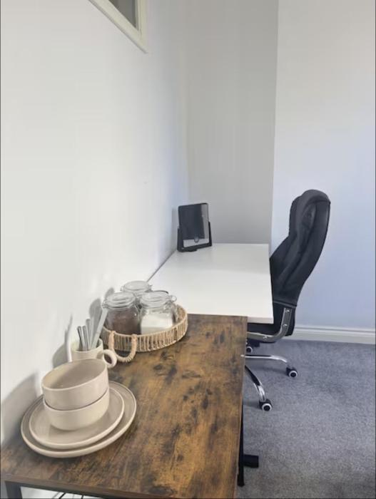 Large Double Room On Ground Floor with Free Parking, Workspace & Superfast WiFi