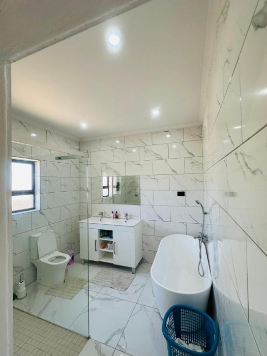 Private entrance room behind out of Africa