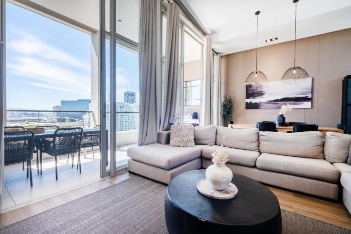 Harbours Edge - Stylish 3Bedroom Penthouse with Hot Tub, Fireplace & Mountain Views