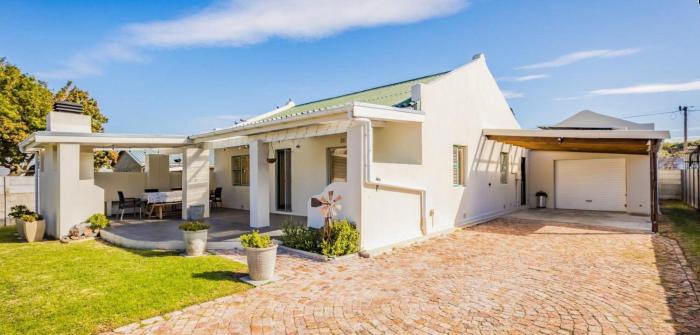 Peaceful coastal holiday home