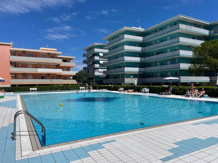 Cozy apartment with pool access