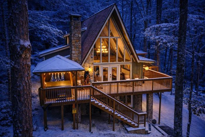 High Bear Activity, Handicap Ramp, Hot Tub, Fire Table, Game Room, Family Cabin