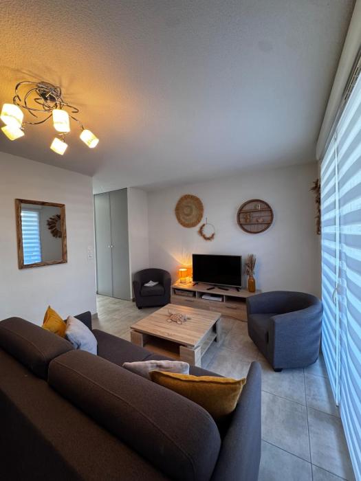 Mini-villa with swimming pool in Bonifacio residence