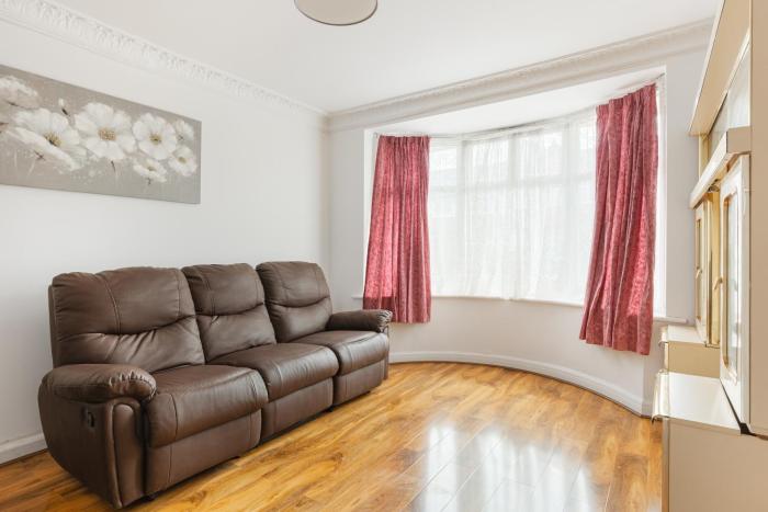 New! Bright 3BR Wembley House with Parking