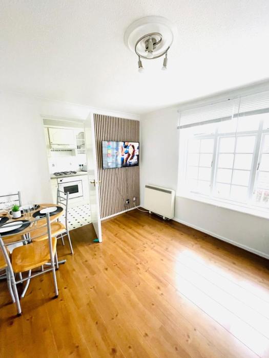 Stylish Surrey flat, 30 mins to Zone 1 with parking