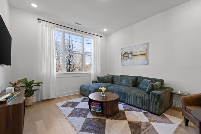 Modern Southside Townhome 2 Decks Near Dtwn