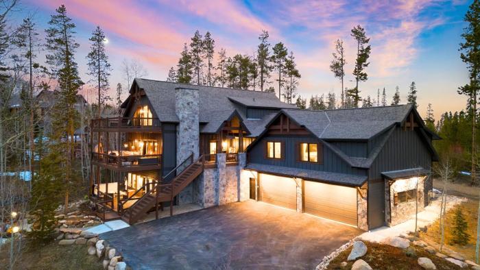 Winterhaven Estate by AvantStay Sleeps 19 Guests Mountain Compound w Views Firepit Hot Tub