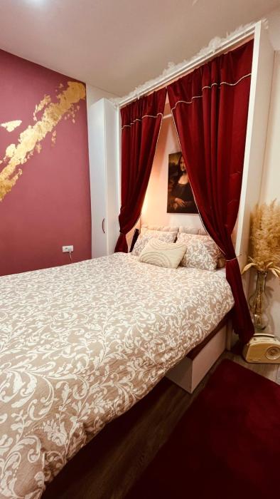 Mona Lisa - Secret Suite - central location