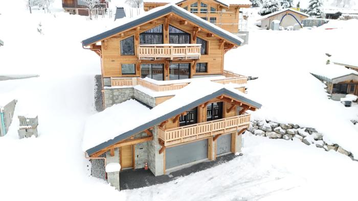 Chalet APY - Grand chalet neuf avec terrasse, 6 chambres, wifi, balcon, bornes électriques etc