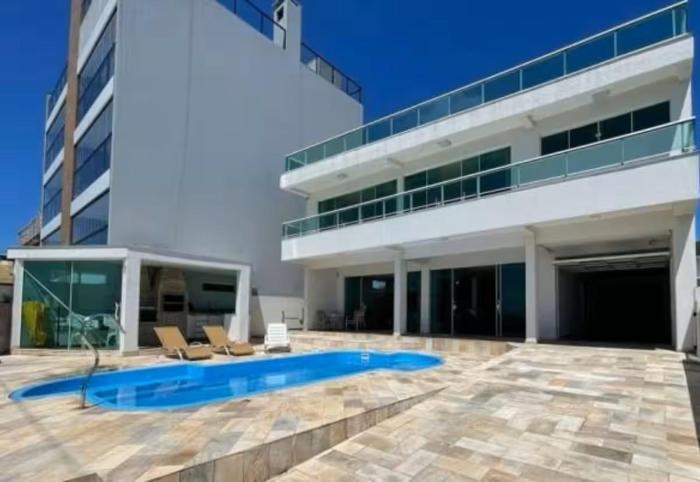 Sobrado beira-mar com piscina