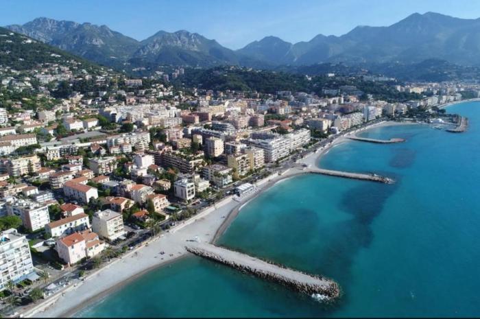 Joli studio neuf av terrasse à 50 m de la mer et gare