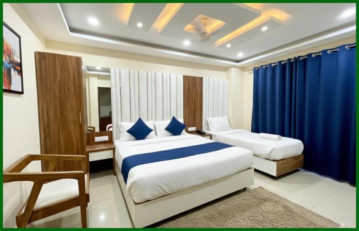 Hotel Premium SHRI R KRISHNA Near Varanasi Railway Station and Kashi Vishwanath Temple# Room Service & Free Wi-fi Facilities # Spacious and Fully Air Conditioned Rooms - Top Rated Hotel