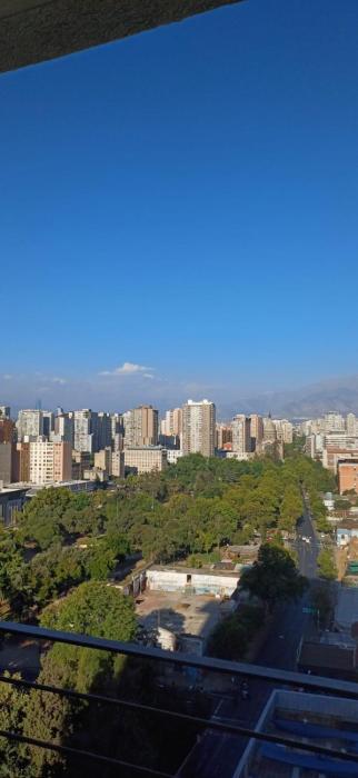 Departamento luminoso con balcón y vista despejada a pasos de metro Toesca