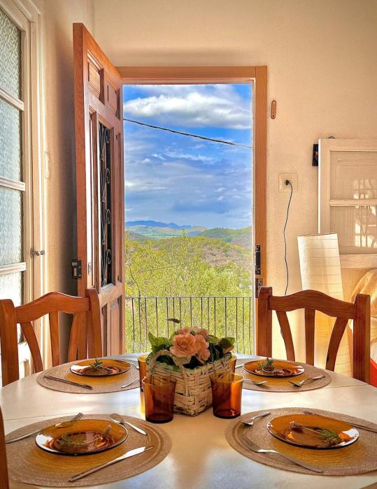 El Cortijo a cielo abierto entre montañas