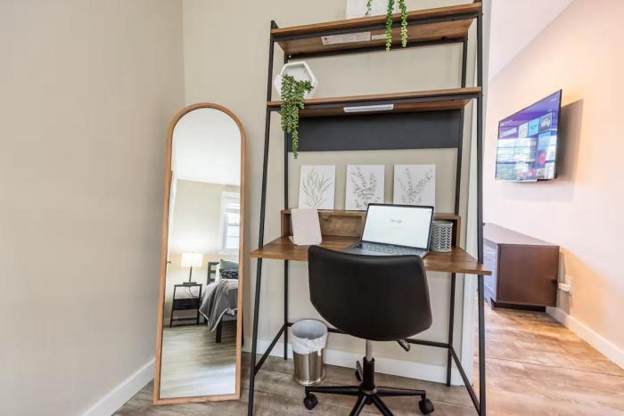 Sleeps 6-Full Kitchen-4 Beds-Big Couch-OfficeSpace