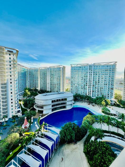 The Jade and Gilt Azure Staycation