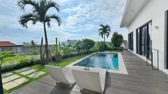 Tropical Nature Escape - 3BR Villa with Private Pool & Garden