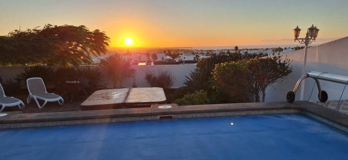 3 bedroom villa with pool and jacuzzi