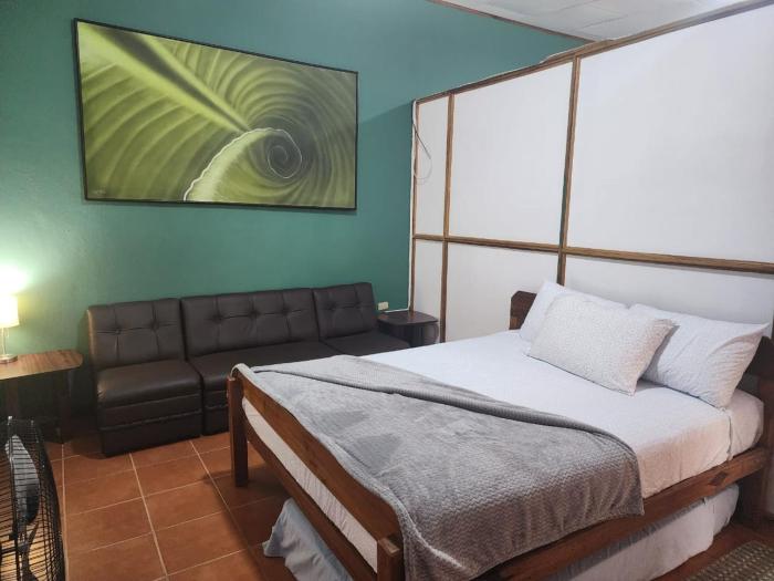 Comfortable fully equipped apartment just 6 kilometers from Manuel Antonio, with parking and fast WiFi