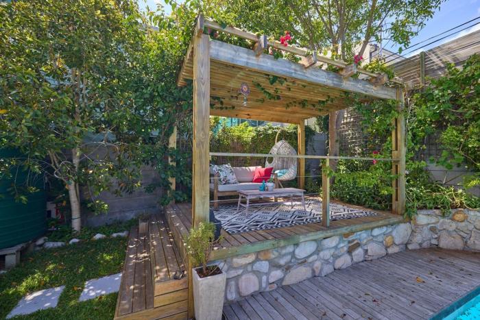 In the heart of Kommetjie, 2 minute walk to beach