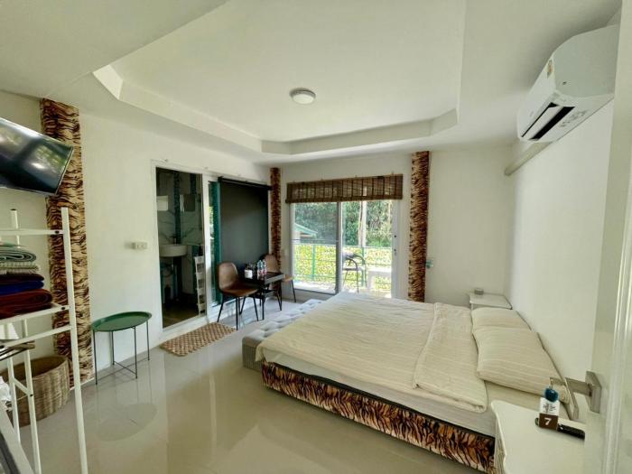 Lee Red House Homestay