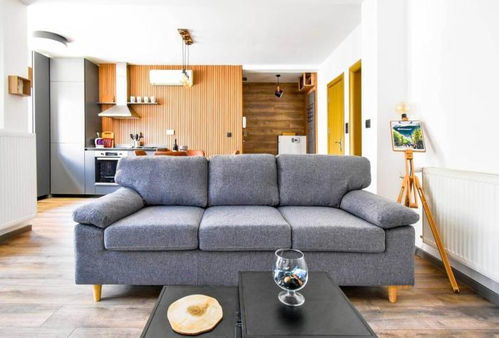 2 Apartments, 2 Parking - Sleeps 8 - Quiet Central