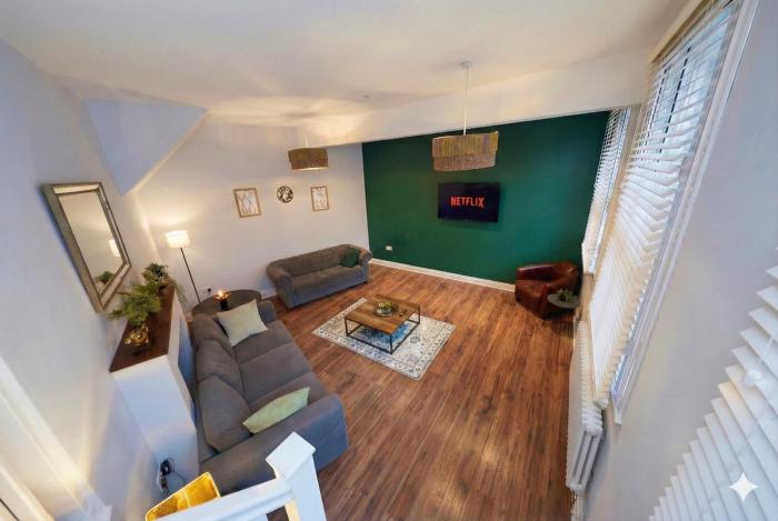 Large & Spacious 3 Bedroom 3 Bathroom Sleeps 8 Perfect for Contractors, Visitors and Families