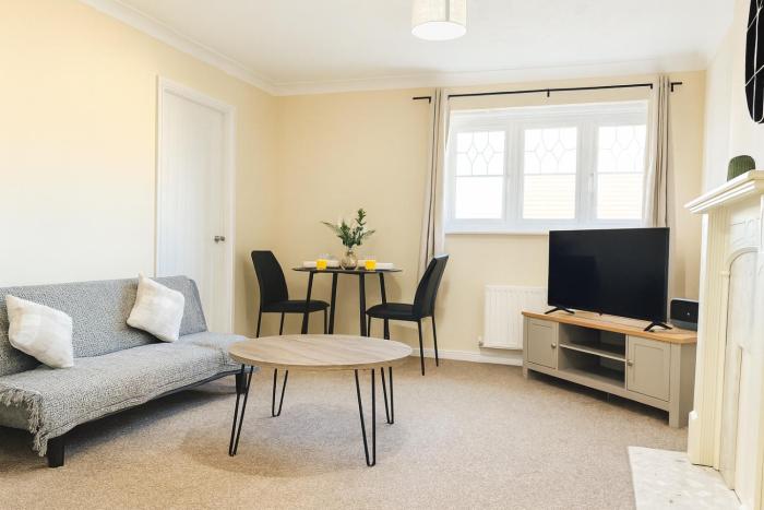 Manchester Stay Hub - 2BR with Free Parking, Near Airport & Attractions