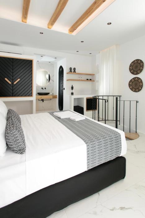 Naxos Black Concept Maisonette