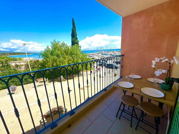Appartement pieds dans leau sur Port de Plaisance