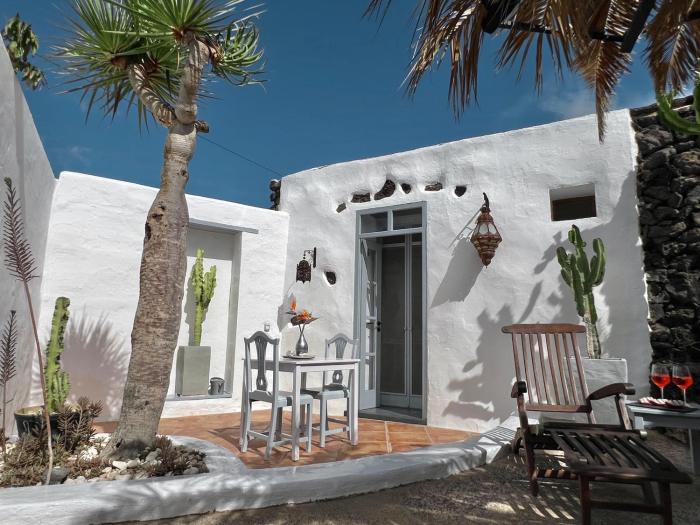 Stylish getaway with secluded Patio in lava Finca