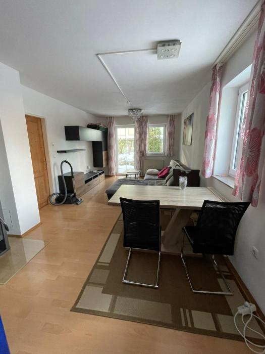 Charmante Ferienwohnung in Wimpassing Friedburg, Erdgeschoss mit großzügigen Garten