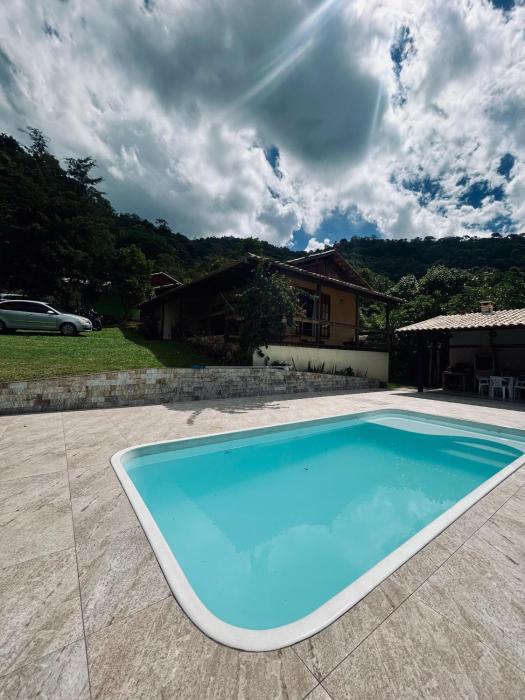 Chale no centro de Lumiar com água de nascente