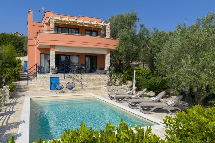 Apartment Serenity with Private Pool Near the Beach