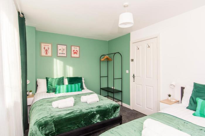 Workers Families Pet Friendly 7Bed 2Bath and WC Free Parking Garden 14PPL