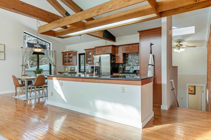 Warm Mountain Home - 2 minute walk to Ski Shuttle