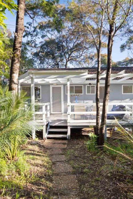 A Classic Beach House - Waterfront Access and Short Walk to Beach
