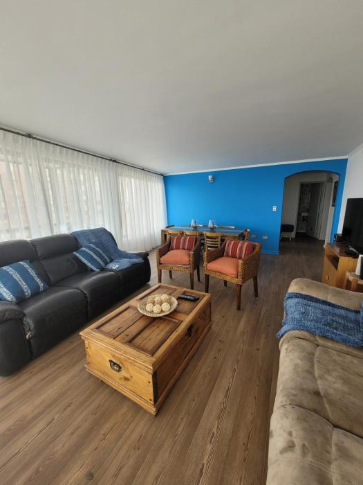 Frente la avenida del mar 8 personas