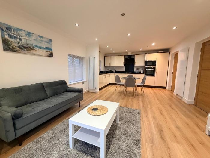 Sleek Modern 2BDR Flat in Charming Pinner
