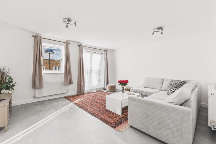 Beautiful 4BDR Townhouse with Free Parking