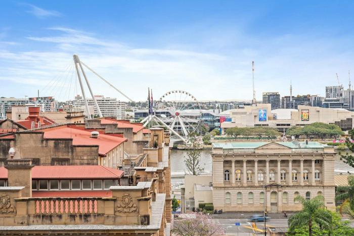 Central 2 bed 2 bath Parking