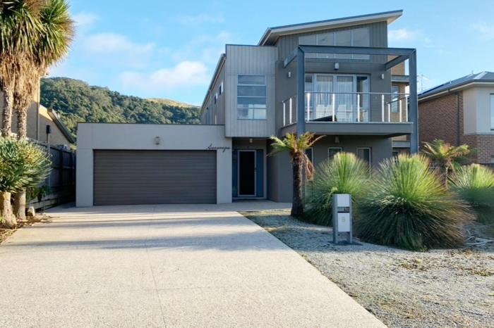 Large Five Bdrm Home Near Beach