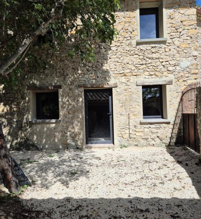 Petit mas en pierre, lart du charme Authentique