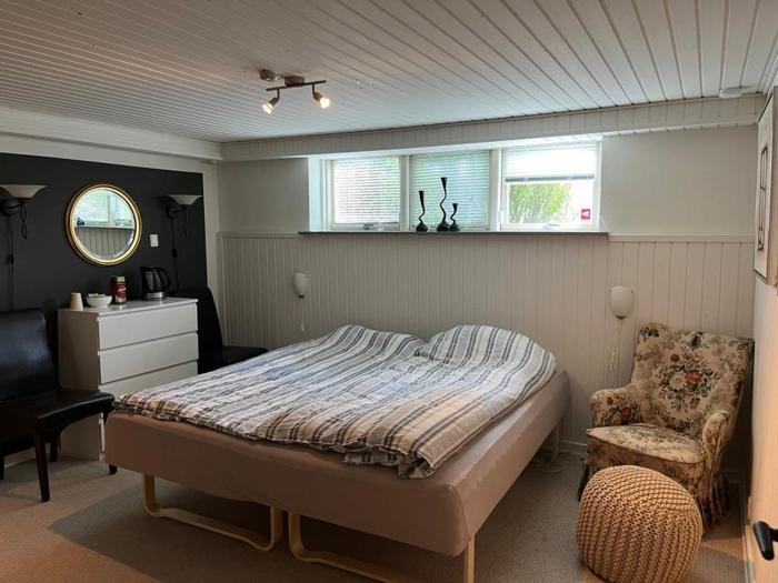 Bynært kælderværelse tæt på E45