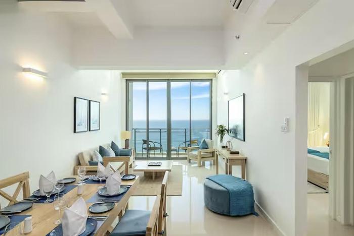 Sea-Front Apartment with Pool