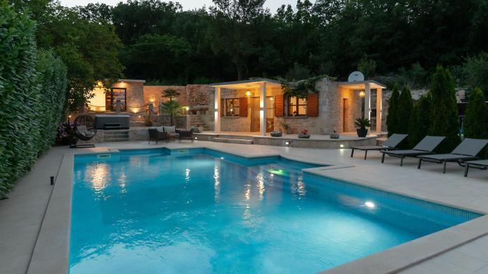 Beautiful Villa Mia with pool in Makarska