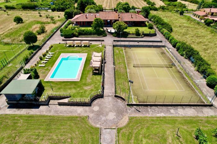 Villa di Bacco con piscina, tennis and calcio immersa nel verde